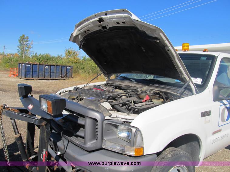 image for item B2919 2004 Ford F550 XL Super Duty pickup truck