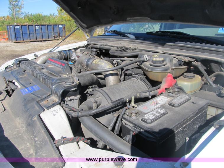 image for item B2919 2004 Ford F550 XL Super Duty pickup truck