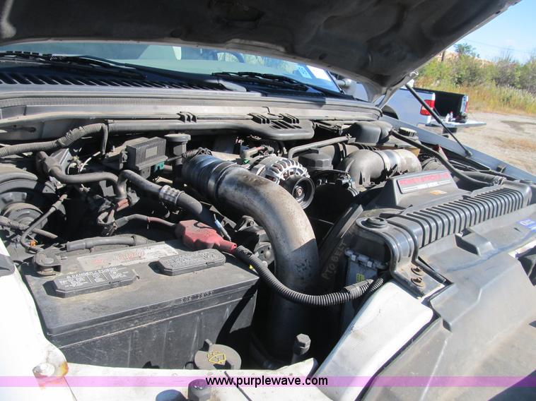 image for item B2919 2004 Ford F550 XL Super Duty pickup truck