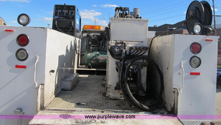 image for item B2921 2005 Ford F550 XL Super Duty service truck