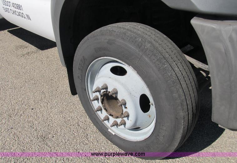 image for item B2921 2005 Ford F550 XL Super Duty service truck