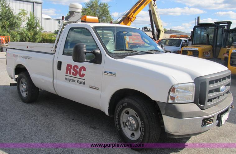 image for item B2922 2005 Ford F250 Super Duty XL pickup truck