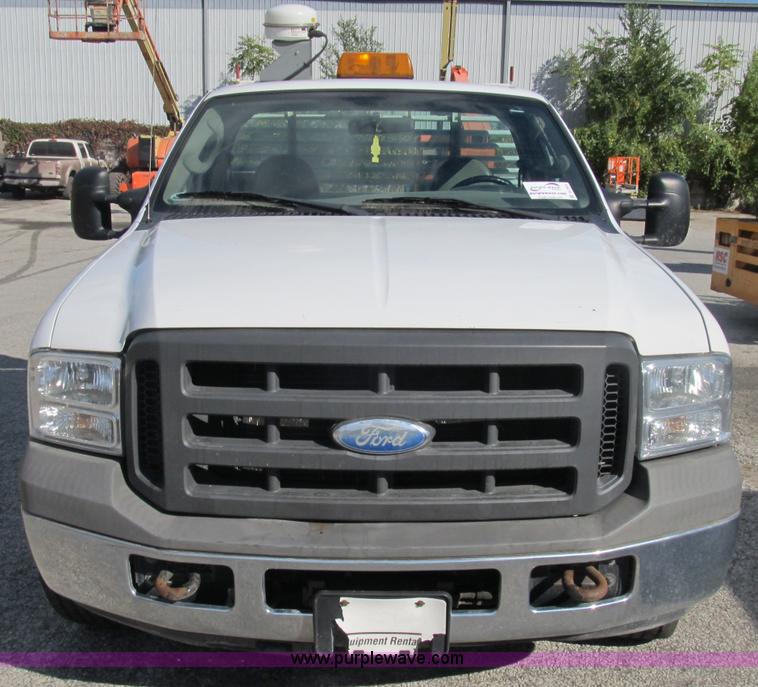 image for item B2922 2005 Ford F250 Super Duty XL pickup truck