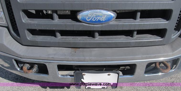 image for item B2922 2005 Ford F250 Super Duty XL pickup truck