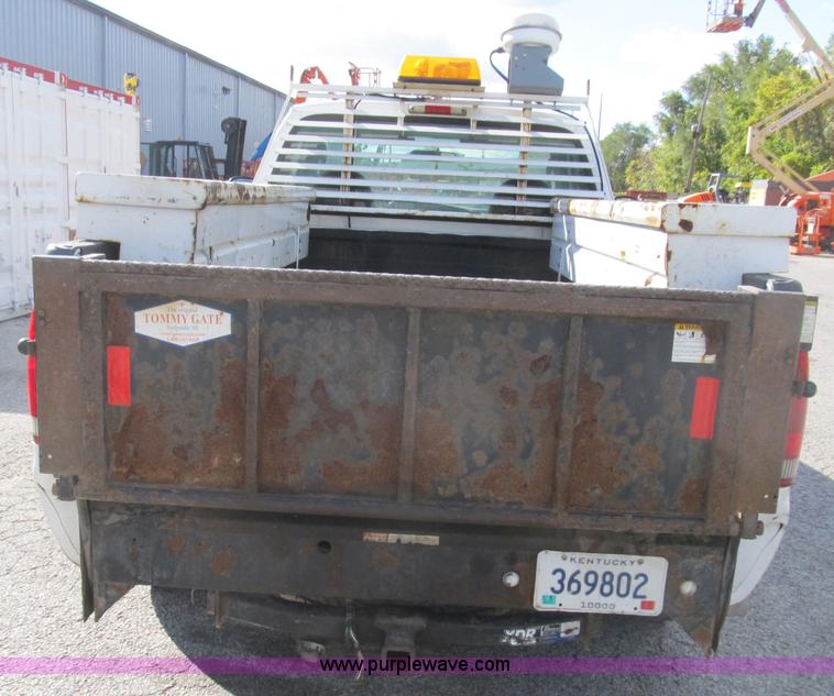 image for item B2922 2005 Ford F250 Super Duty XL pickup truck