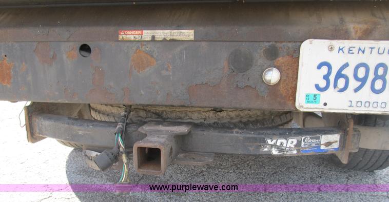 image for item B2922 2005 Ford F250 Super Duty XL pickup truck