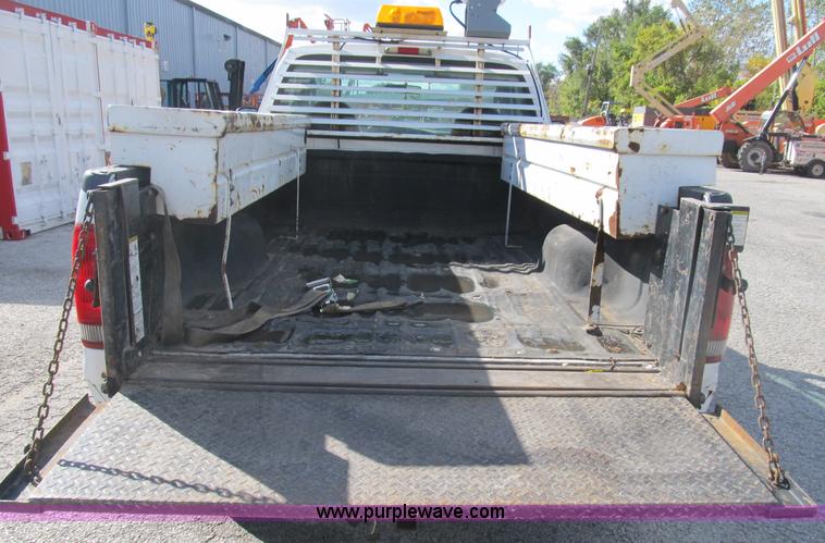 image for item B2922 2005 Ford F250 Super Duty XL pickup truck