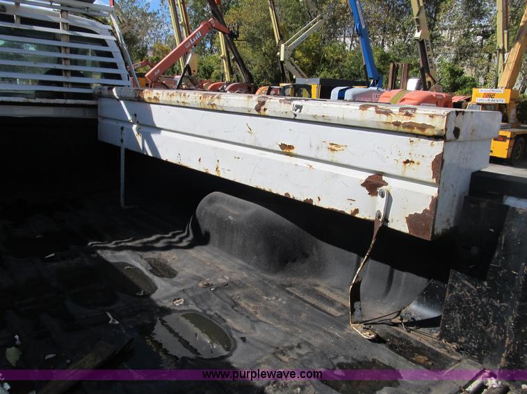 image for item B2922 2005 Ford F250 Super Duty XL pickup truck