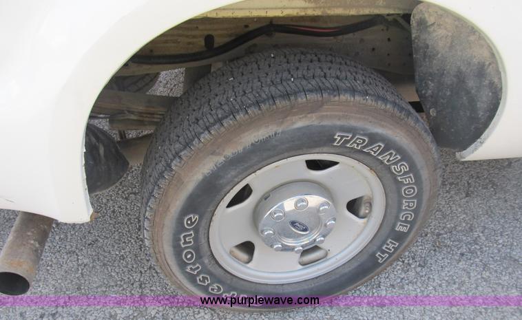 image for item B2922 2005 Ford F250 Super Duty XL pickup truck