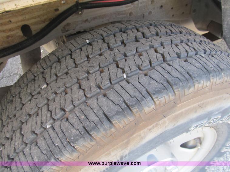 image for item B2922 2005 Ford F250 Super Duty XL pickup truck