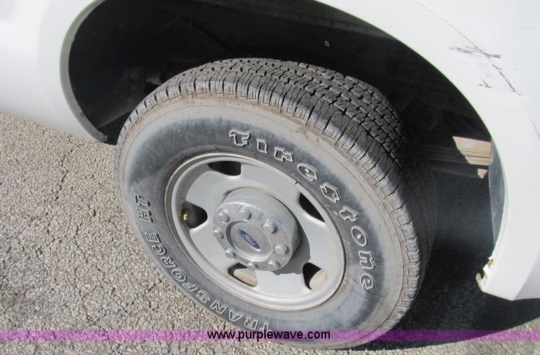 image for item B2922 2005 Ford F250 Super Duty XL pickup truck