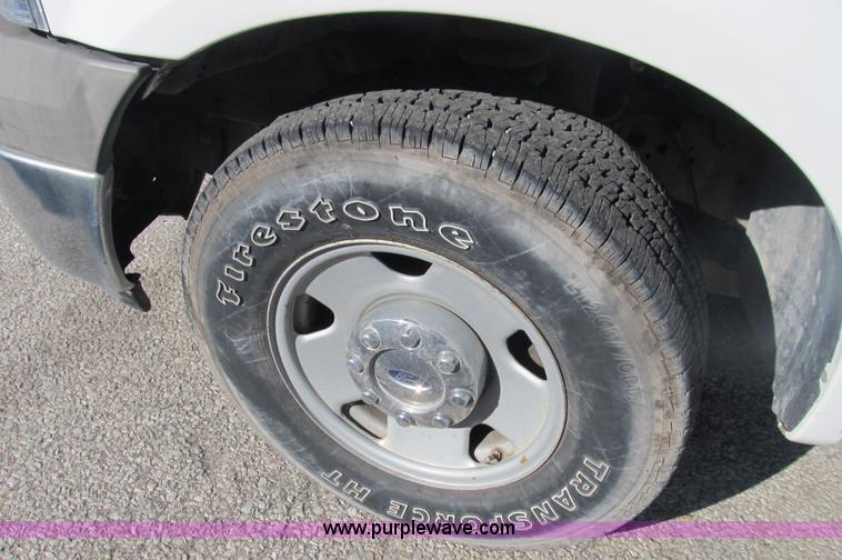 image for item B2922 2005 Ford F250 Super Duty XL pickup truck