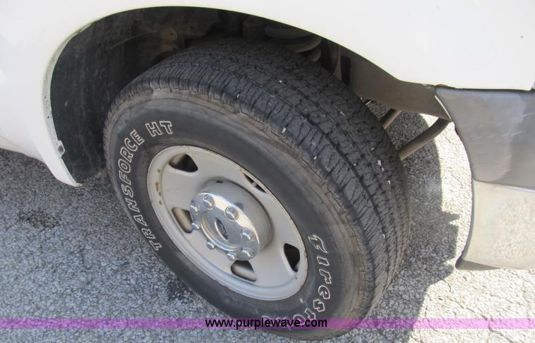image for item B2922 2005 Ford F250 Super Duty XL pickup truck