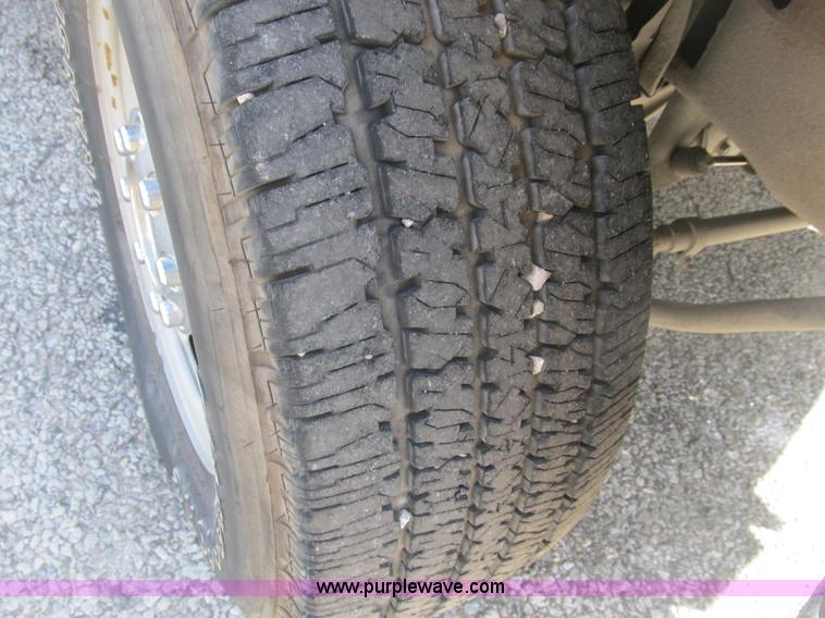 image for item B2922 2005 Ford F250 Super Duty XL pickup truck