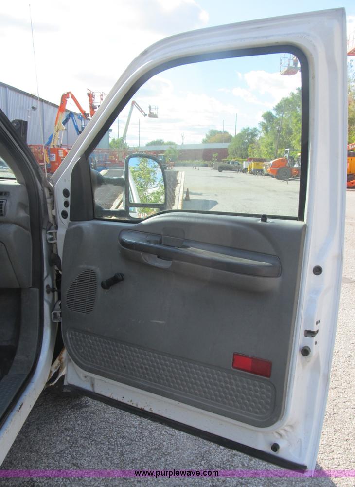 image for item B2922 2005 Ford F250 Super Duty XL pickup truck