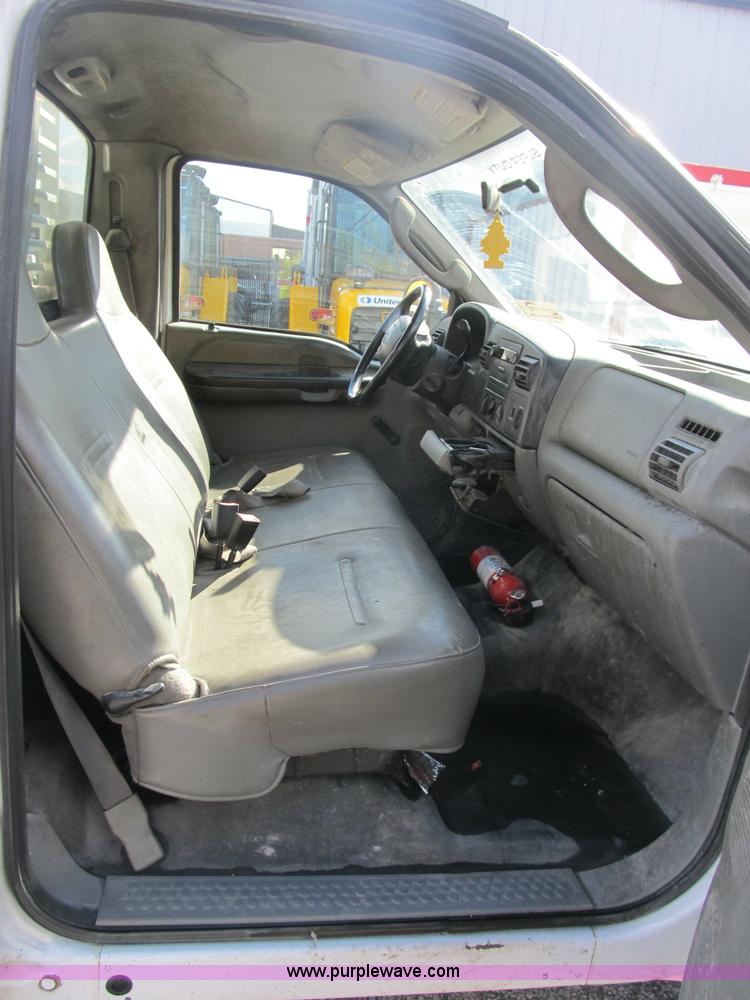 image for item B2922 2005 Ford F250 Super Duty XL pickup truck