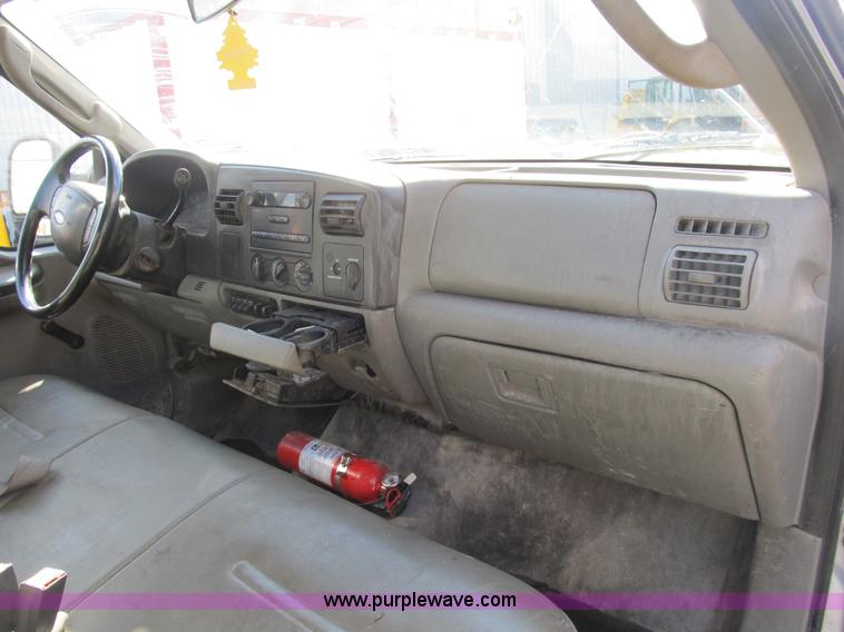 image for item B2922 2005 Ford F250 Super Duty XL pickup truck