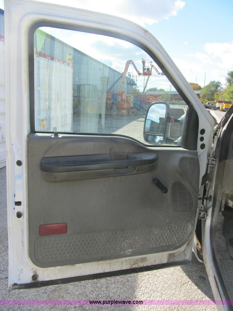 image for item B2922 2005 Ford F250 Super Duty XL pickup truck