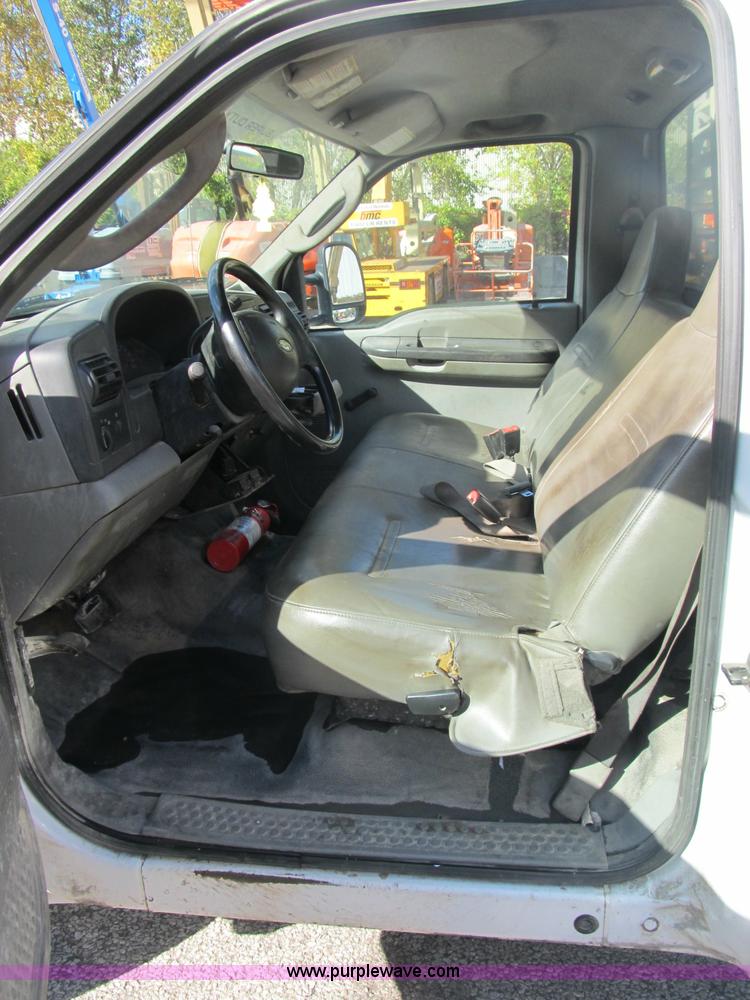 image for item B2922 2005 Ford F250 Super Duty XL pickup truck