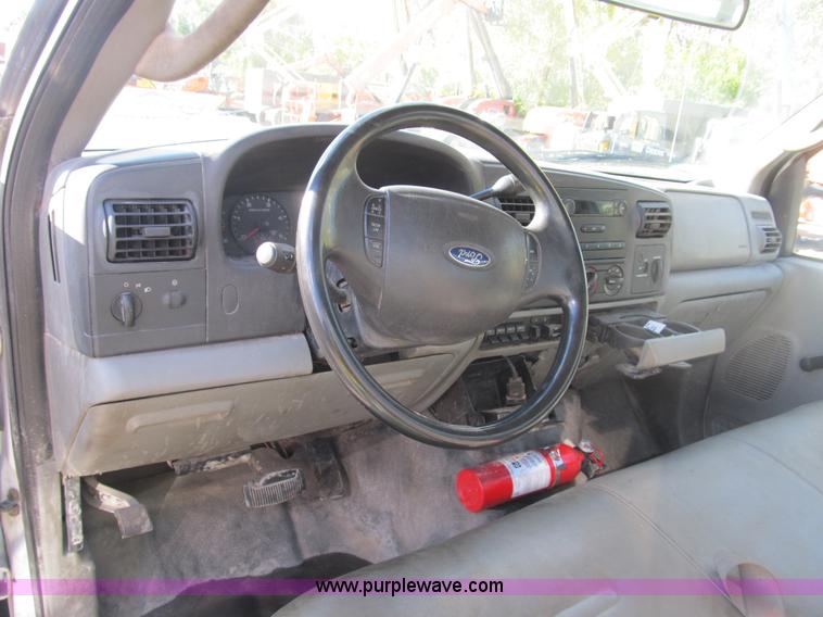 image for item B2922 2005 Ford F250 Super Duty XL pickup truck