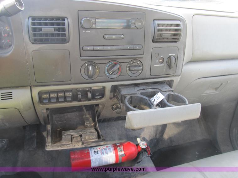 image for item B2922 2005 Ford F250 Super Duty XL pickup truck