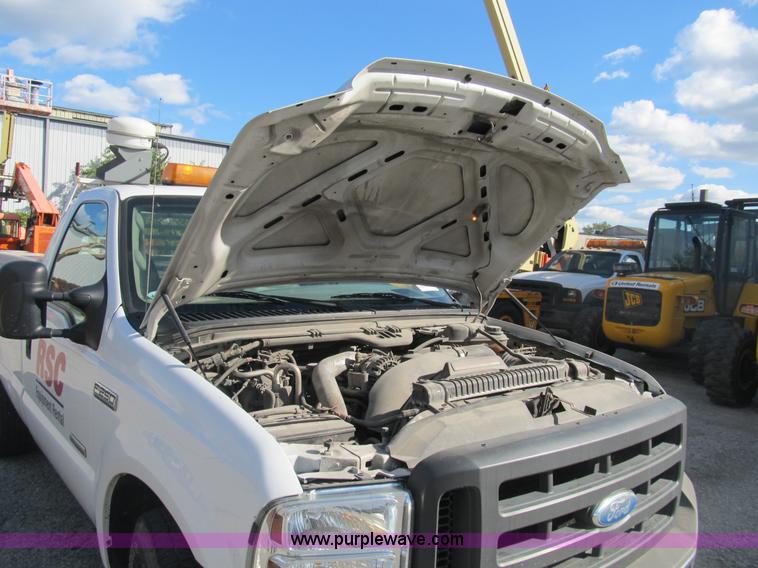 image for item B2922 2005 Ford F250 Super Duty XL pickup truck