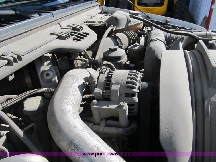 image for item B2922 2005 Ford F250 Super Duty XL pickup truck