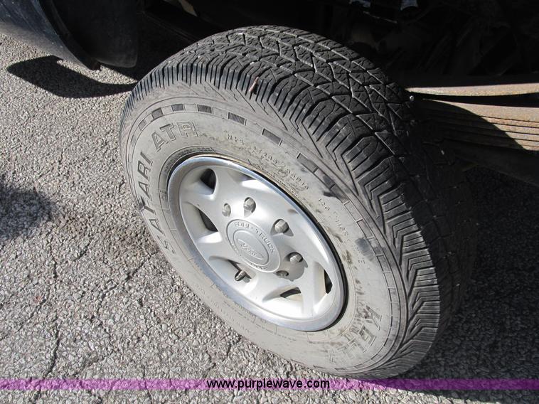 image for item B2923 2003 Ford F250 Super Duty XL pickup truck