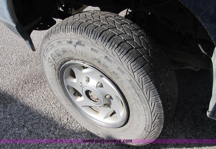 image for item B2923 2003 Ford F250 Super Duty XL pickup truck