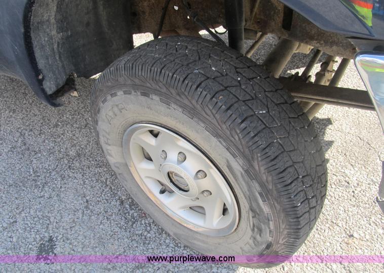 image for item B2923 2003 Ford F250 Super Duty XL pickup truck