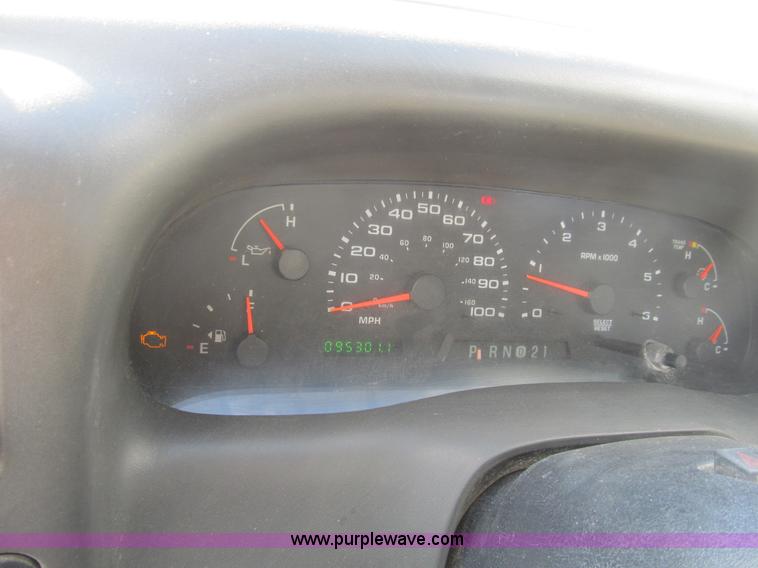 image for item B2923 2003 Ford F250 Super Duty XL pickup truck