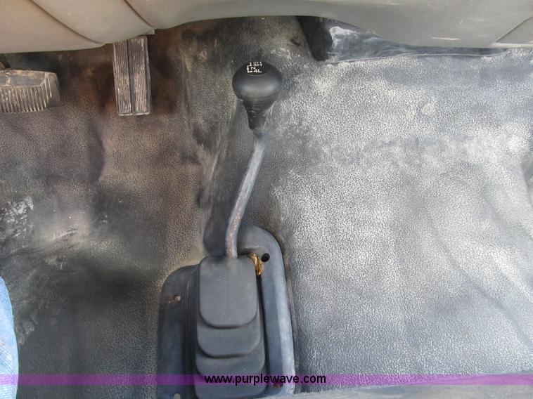 image for item B2923 2003 Ford F250 Super Duty XL pickup truck