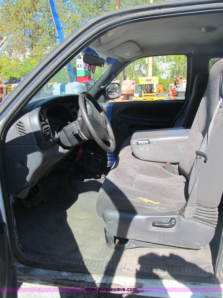 image for item B2924 2001 Dodge Ram 2500 Quad Cab pickup truck