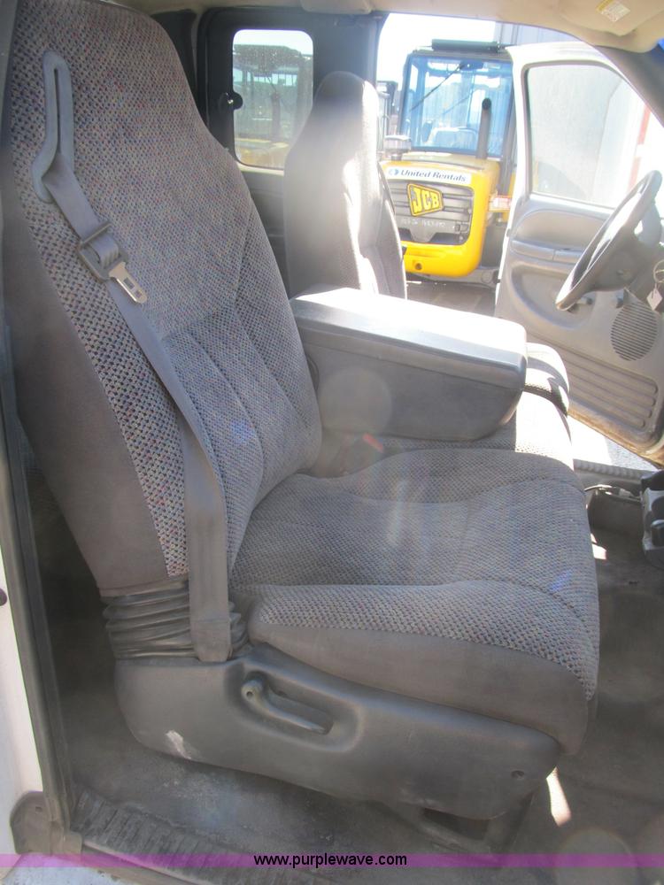 image for item B2924 2001 Dodge Ram 2500 Quad Cab pickup truck