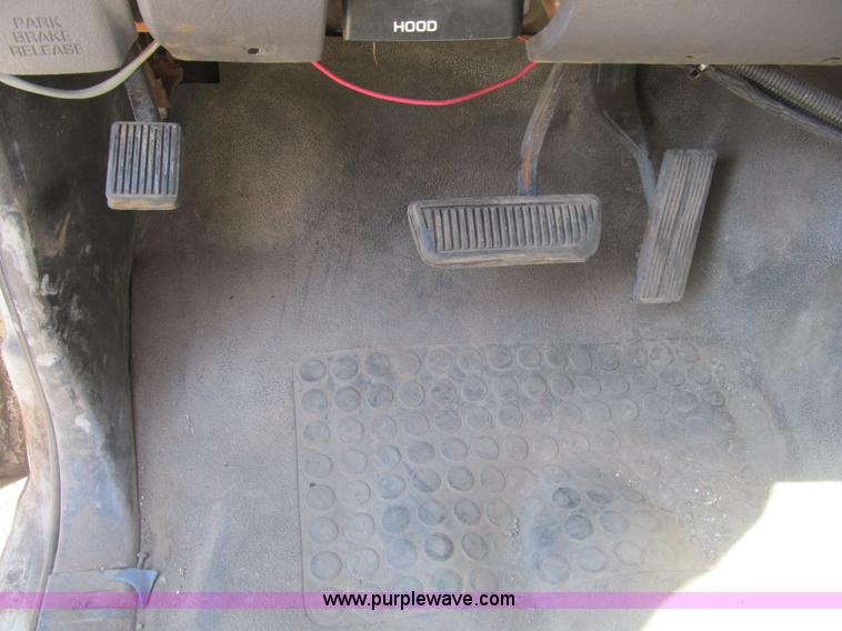 image for item B2924 2001 Dodge Ram 2500 Quad Cab pickup truck