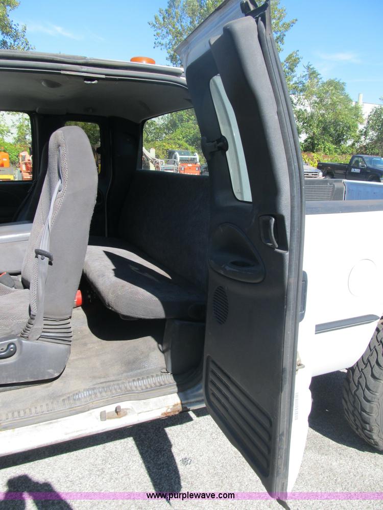 image for item B2924 2001 Dodge Ram 2500 Quad Cab pickup truck