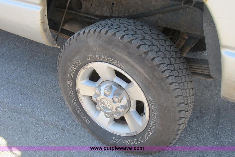 image for item B2925 2003 Dodge Ram 2500 pickup truck