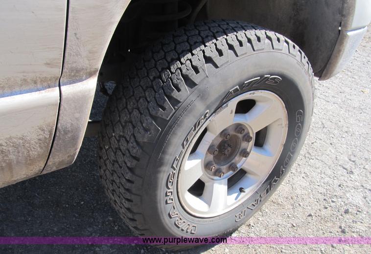 image for item B2925 2003 Dodge Ram 2500 pickup truck