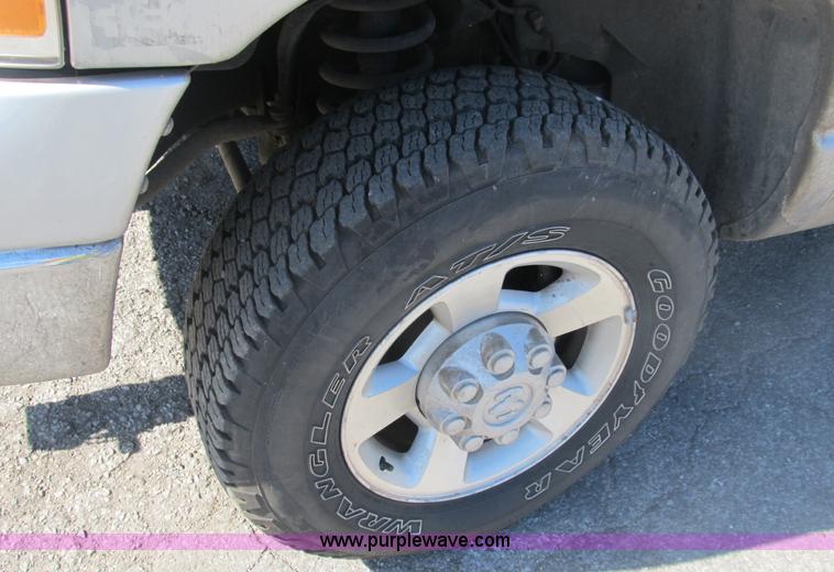 image for item B2925 2003 Dodge Ram 2500 pickup truck