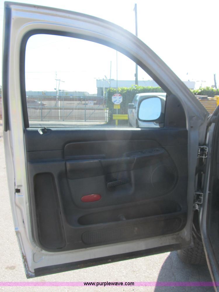 image for item B2925 2003 Dodge Ram 2500 pickup truck