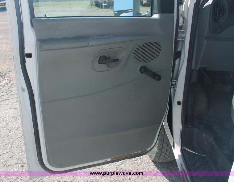 image for item C2906 2007 Ford Econoline E350 cargo van