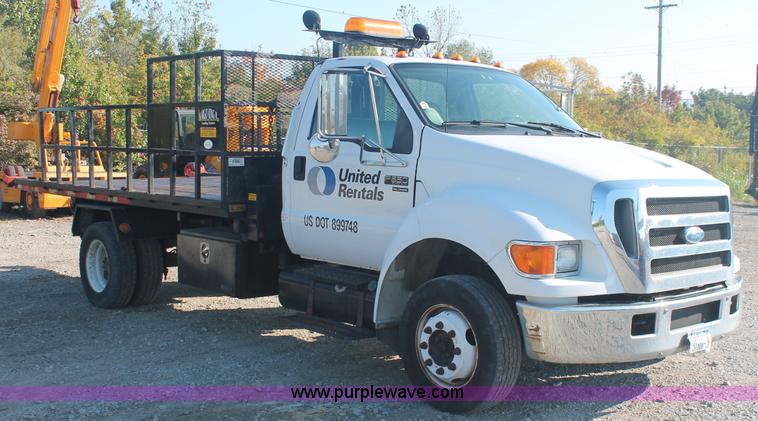 image for item C2911 2007 Ford F650 flatbed rollback truck