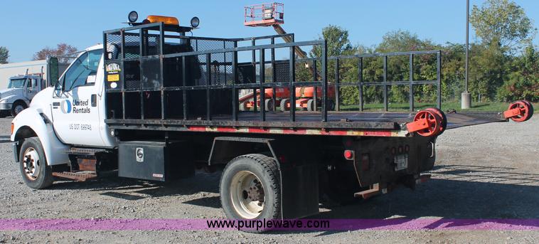 image for item C2911 2007 Ford F650 flatbed rollback truck