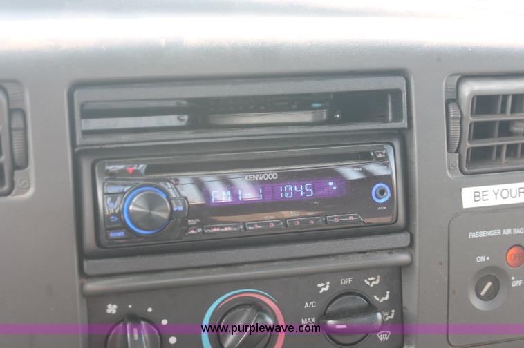 image for item C2930 2004 Ford F450 Super Duty flatbed truck