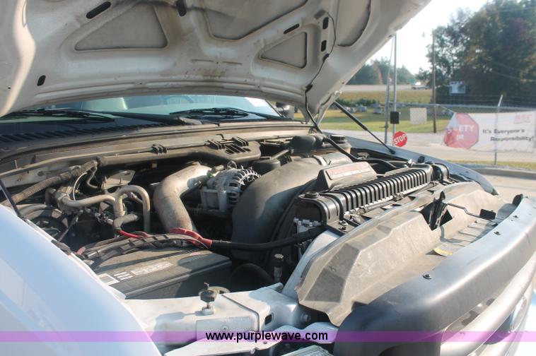 image for item C2930 2004 Ford F450 Super Duty flatbed truck