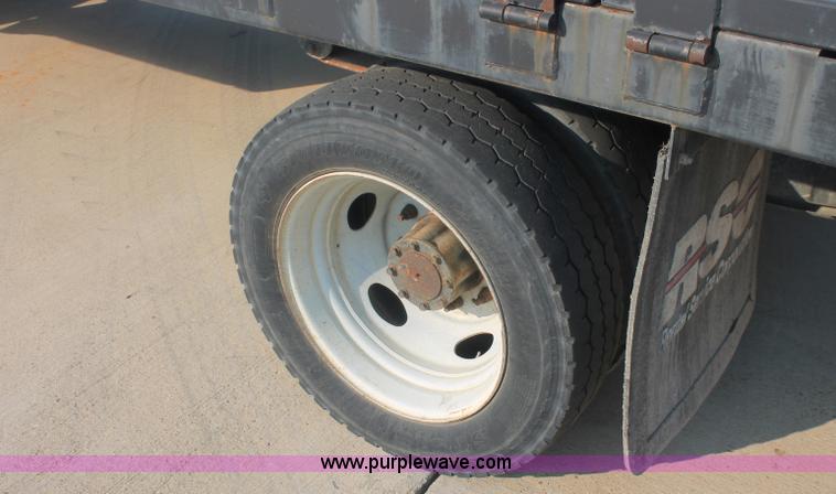 image for item C2930 2004 Ford F450 Super Duty flatbed truck