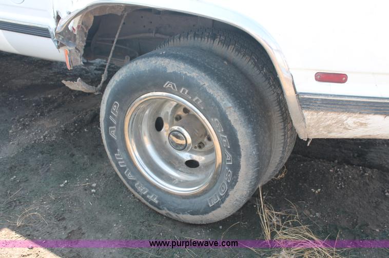 image for item L9998 1989 GMC Sierra C3500 extended cab pickup truck