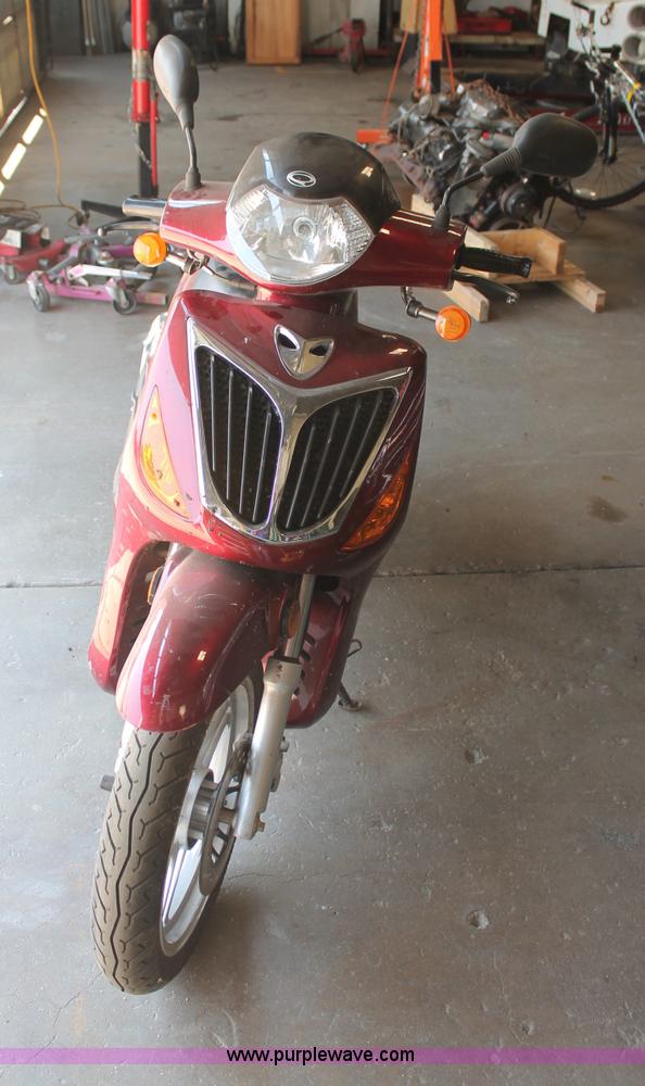 image for item O9324 2008 Qlink scooter