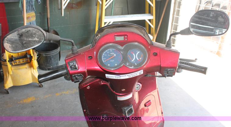 image for item O9324 2008 Qlink scooter