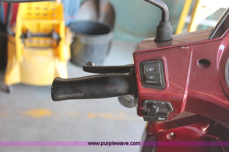 image for item O9324 2008 Qlink scooter